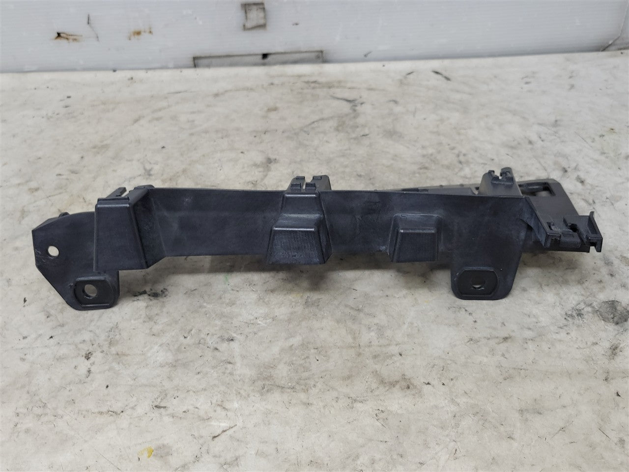 2016 CAMARO RH TAIL LIGHT LAMP BRACKET 84035465 33727 - image 4