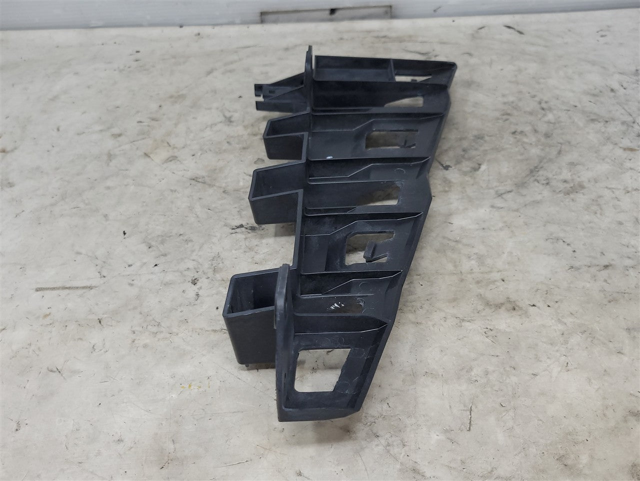 2016 CAMARO RH TAIL LIGHT LAMP BRACKET 84035465 33727 - image 10