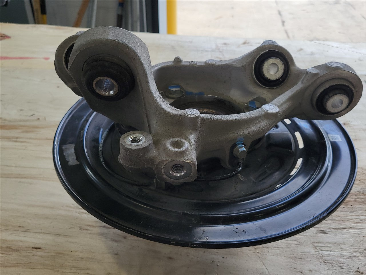 2018 CAMARO RH PASSENGER REAR SPINDLE SS 1LE 10K 33733 - image 11