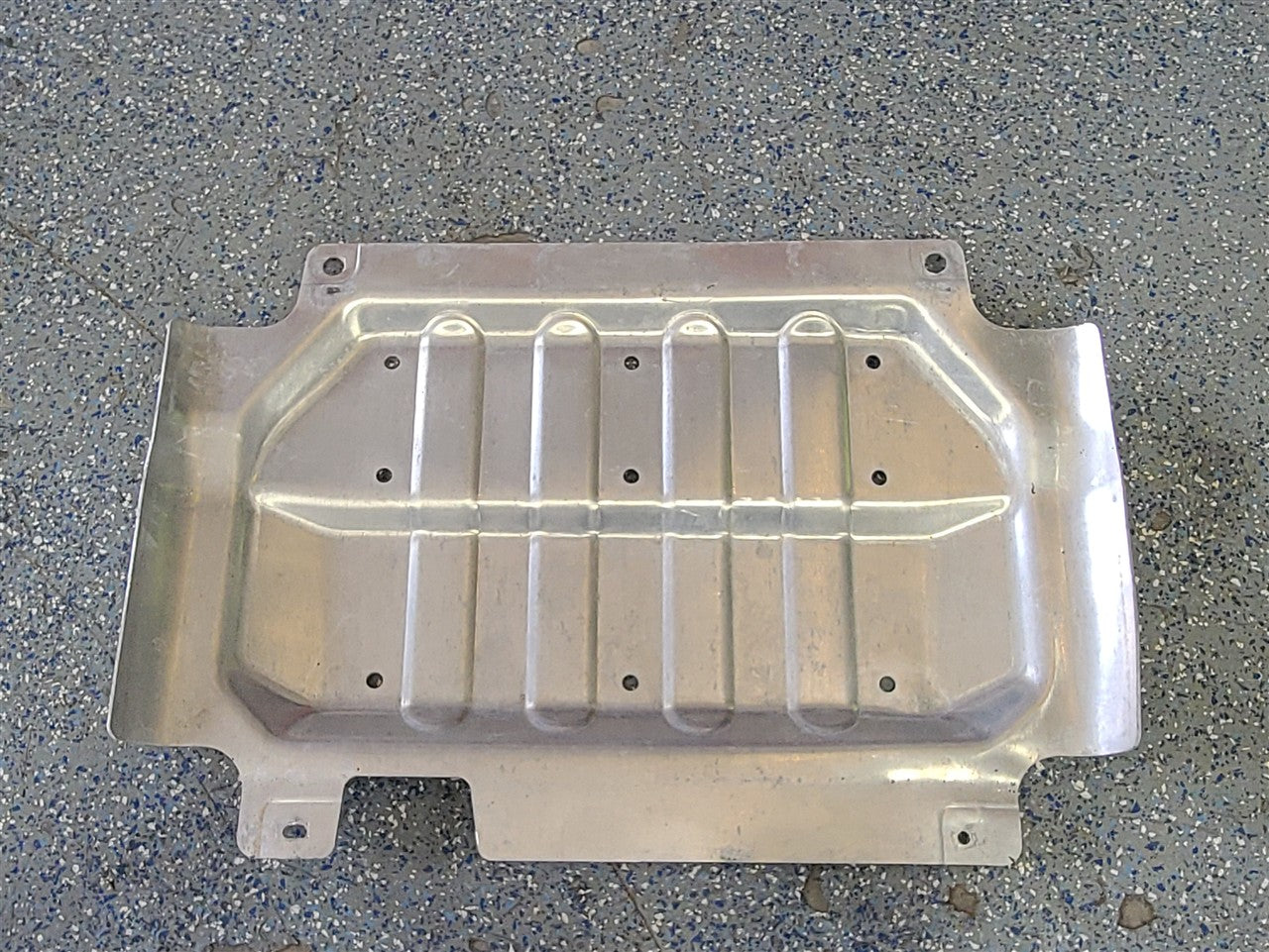 2023 SUBURBN15 METAL FRONT SKID PLATE 84623057 33752 - image 1
