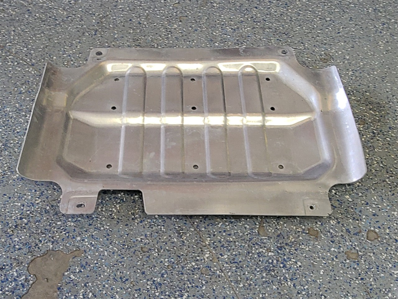 2023 SUBURBN15 METAL FRONT SKID PLATE 84623057 33752 - image 2