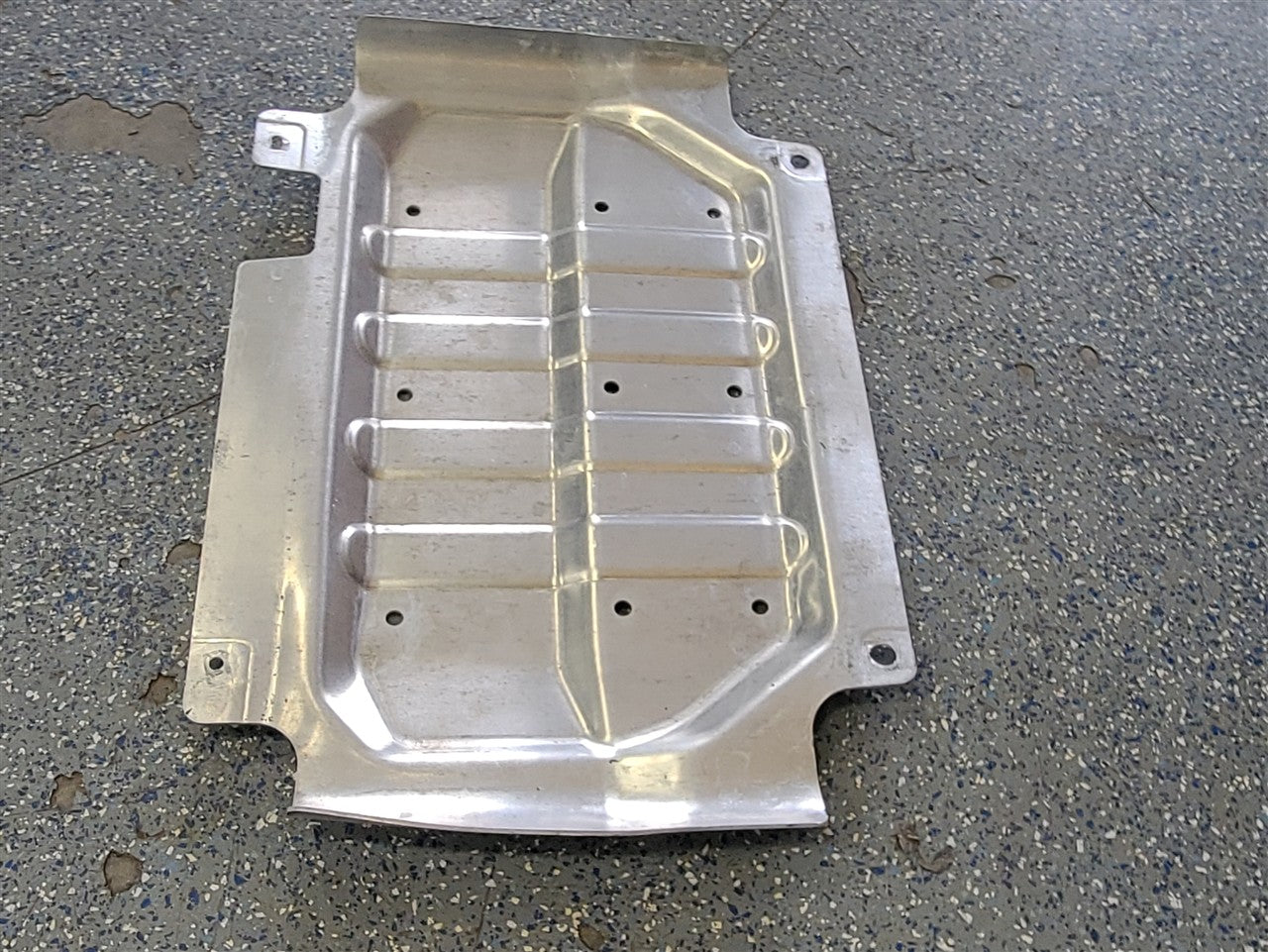 2023 SUBURBN15 METAL FRONT SKID PLATE 84623057 33752 - image 3