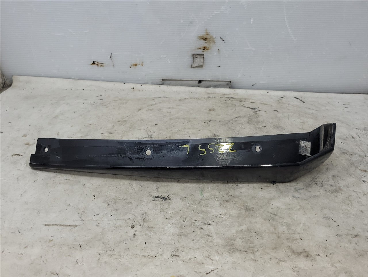 2016 CAMARO OEM FRONT LH MOLDED SPLASH GUARD 33755 - image 1