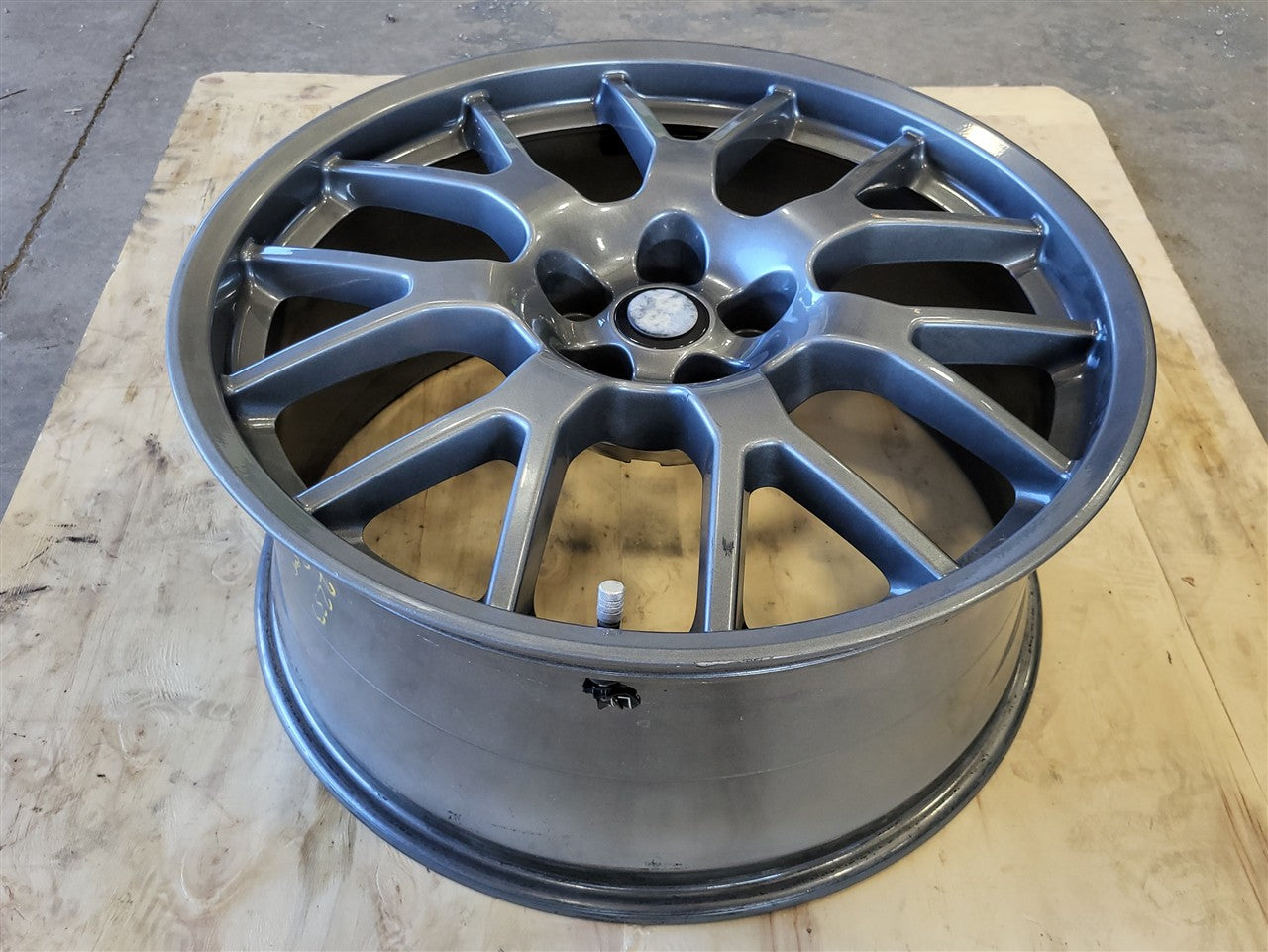 2014 CAMARO 21" REAR WHEEL HYPER SILVER 14 SPOKE 33765 - image 5