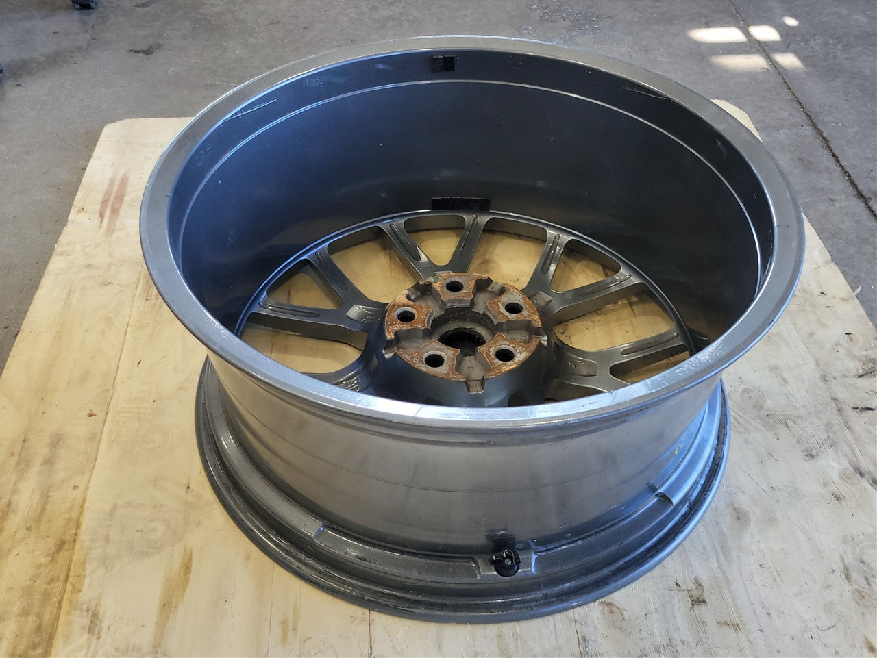 2014 CAMARO 21" REAR WHEEL HYPER SILVER 14 SPOKE 33765 - image 8