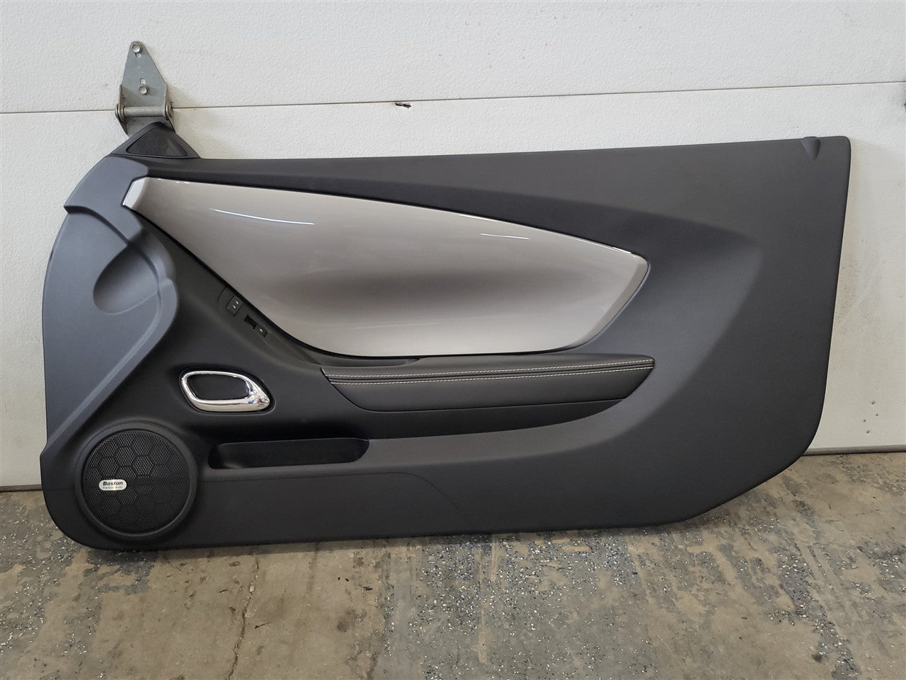 2013 CAMARO RH PASSENGER DOOR PANEL TRIM 33766 - image 1