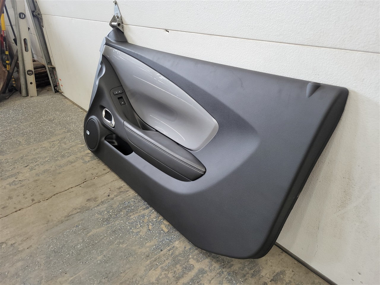 2013 CAMARO RH PASSENGER DOOR PANEL TRIM 33766 - image 2
