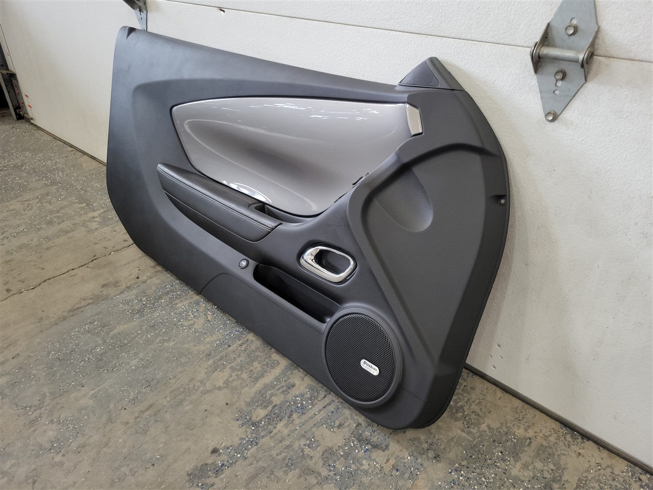 2013 CAMARO LH DRIVER DOOR PANEL TRIM SILVER ABL 33767 - image 2