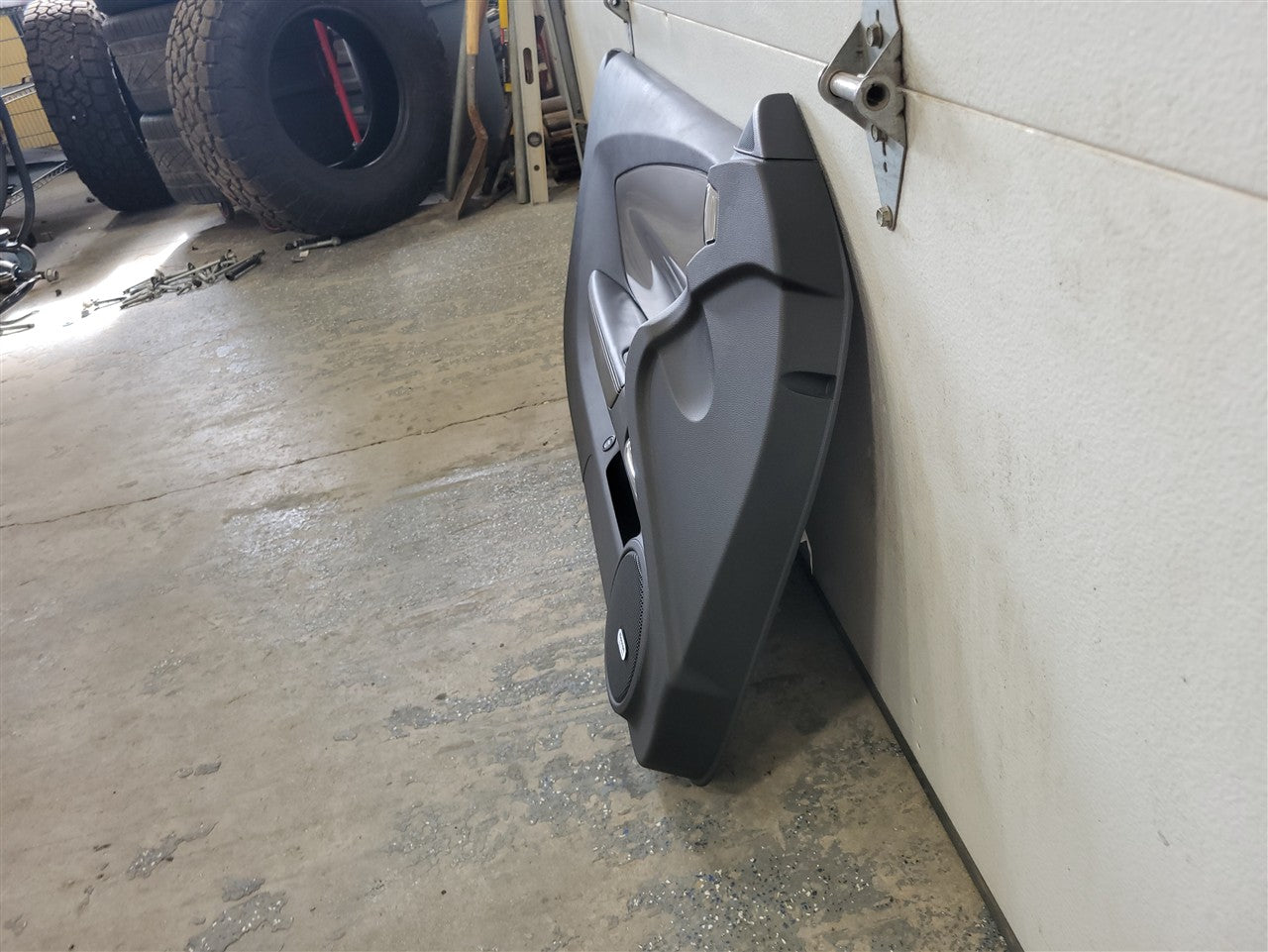 2013 CAMARO LH DRIVER DOOR PANEL TRIM SILVER ABL 33767 - image 3