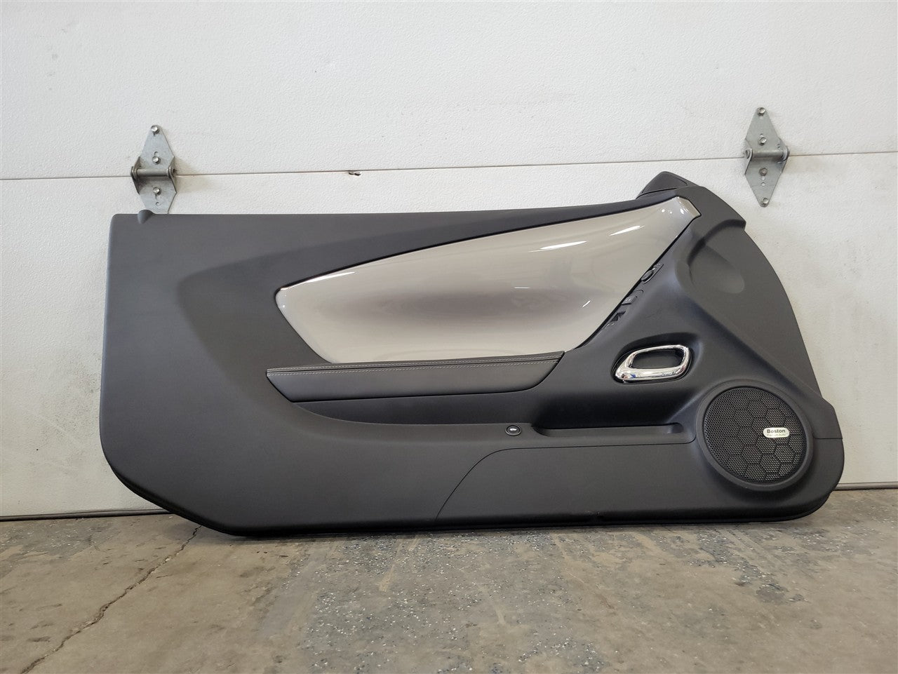 2013 CAMARO LH DRIVER DOOR PANEL TRIM SILVER ABL 33767 - image 7