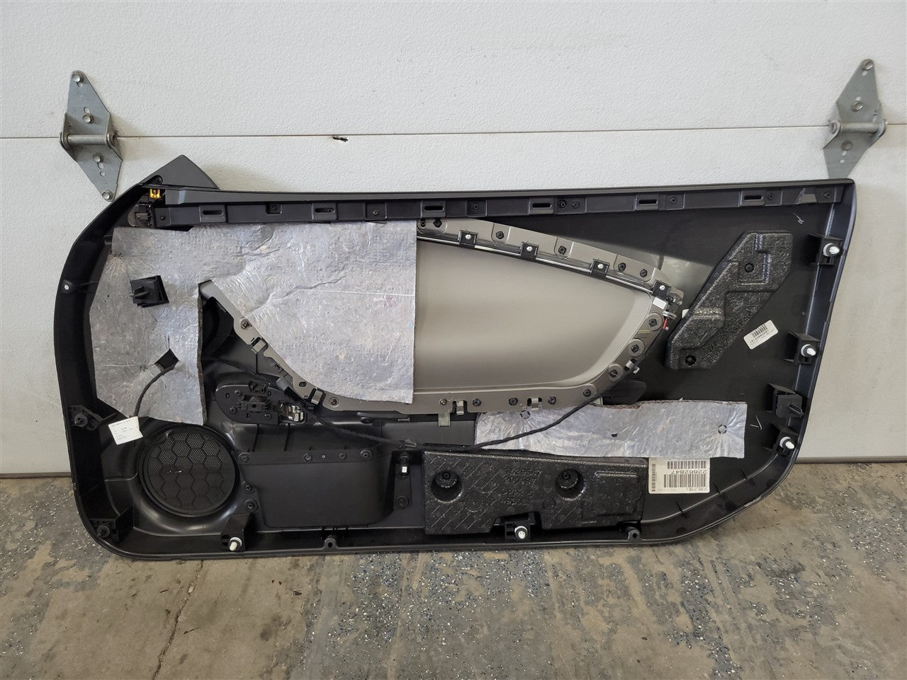 2013 CAMARO LH DRIVER DOOR PANEL TRIM SILVER ABL 33767 - image 8