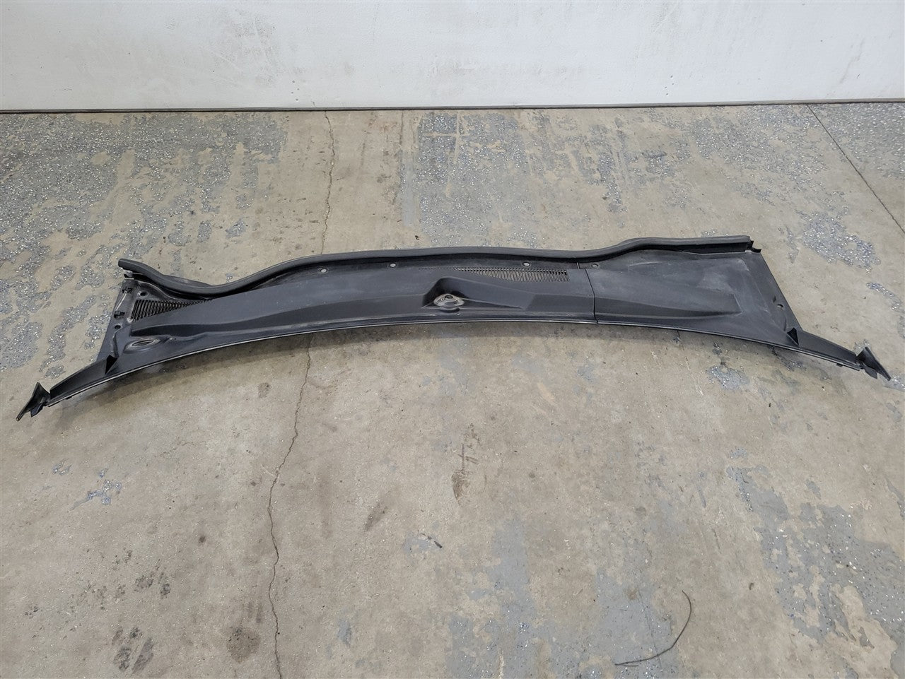 2013 CAMARO WINDSHIELD WIPER COWL TRIM PANEL 33785 - image 2
