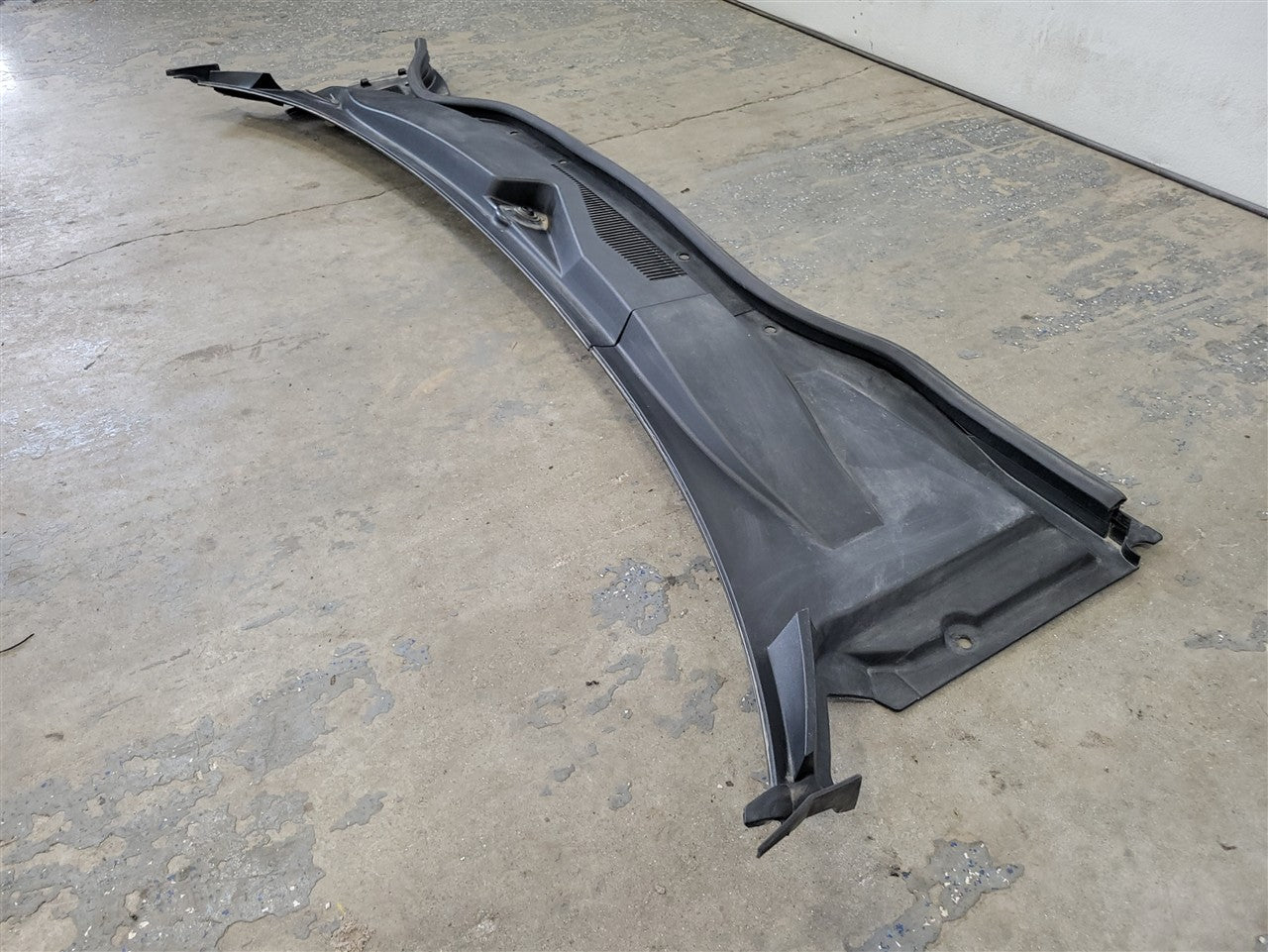 2013 CAMARO WINDSHIELD WIPER COWL TRIM PANEL 33785 - image 3