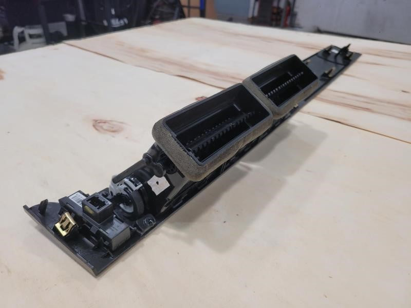 2009 YUKON DENALI CENTER DASH VENT & RH DASH TR 337 - image 8