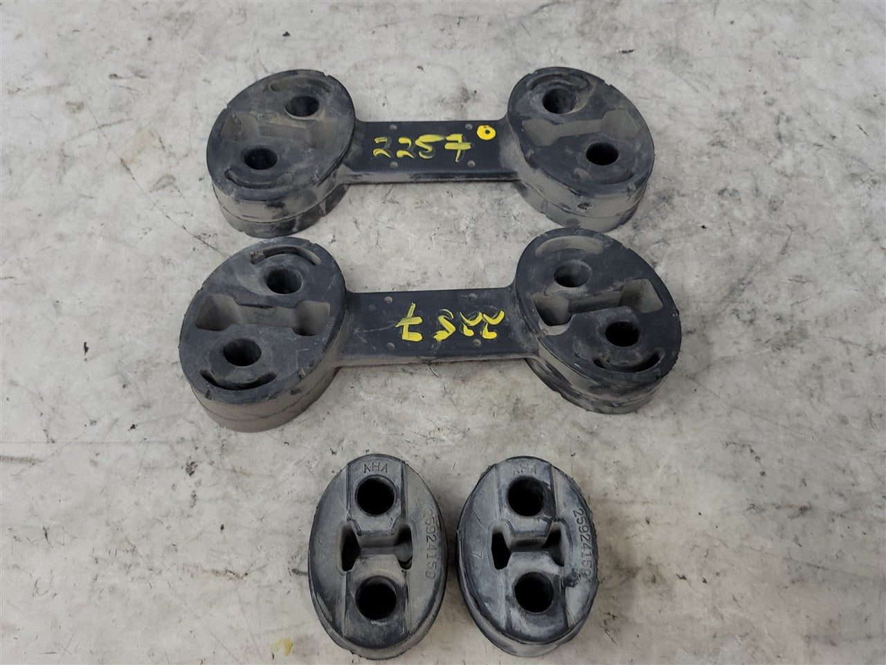2013 CAMARO OEM REAR EXHAUST HANGERS 4 PIECES 33800 - image 1