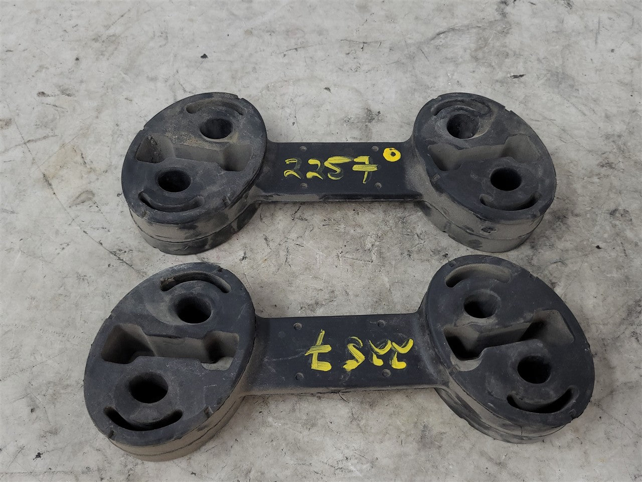 2013 CAMARO OEM REAR EXHAUST HANGERS 4 PIECES 33800 - image 3