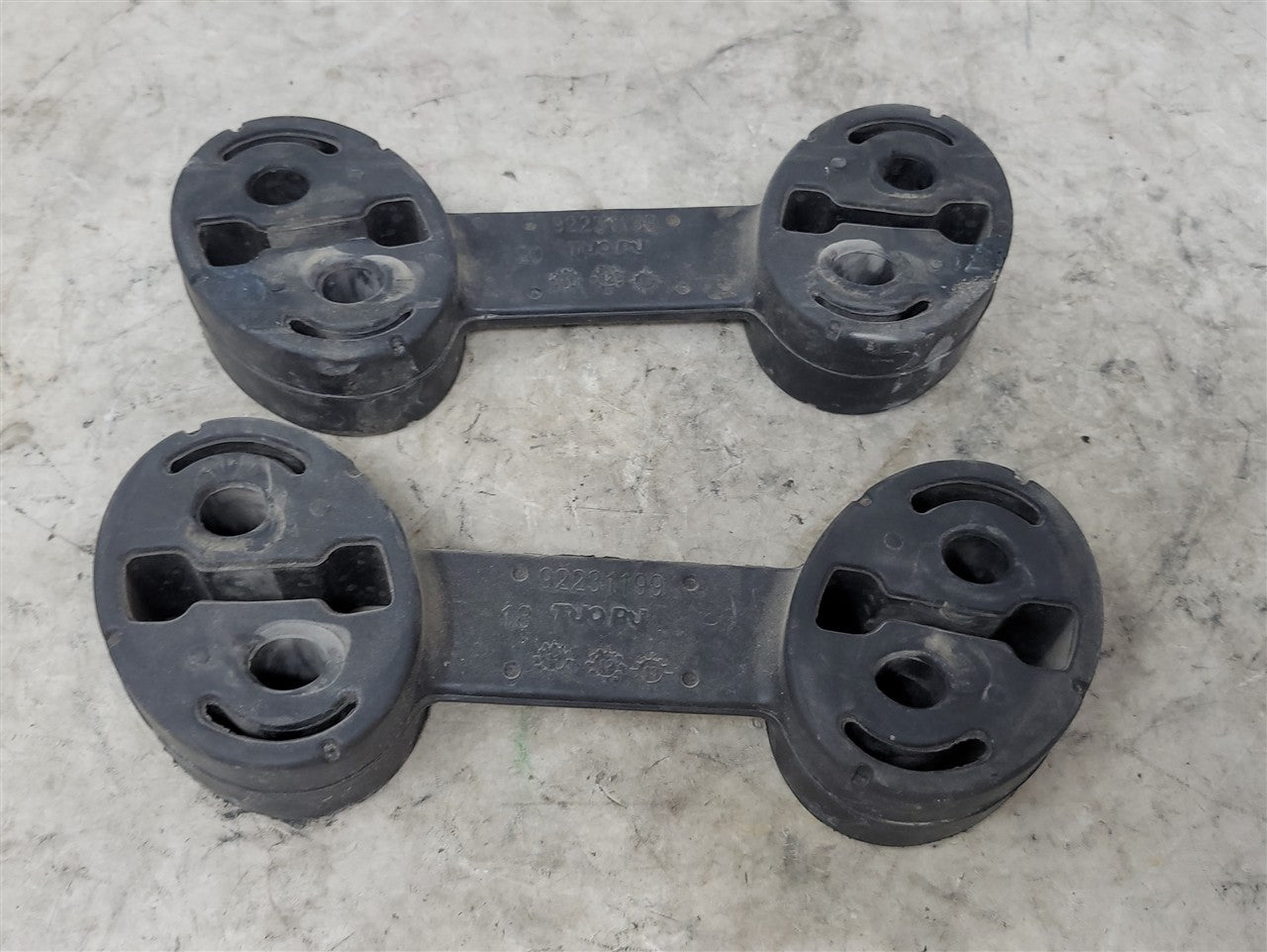 2013 CAMARO OEM REAR EXHAUST HANGERS 4 PIECES 33800 - image 4
