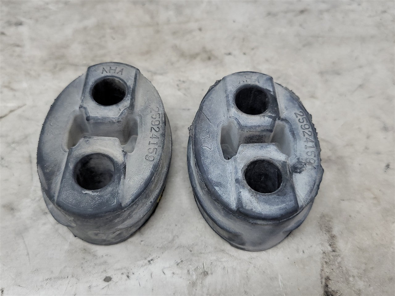 2013 CAMARO OEM REAR EXHAUST HANGERS 4 PIECES 33800 - image 5
