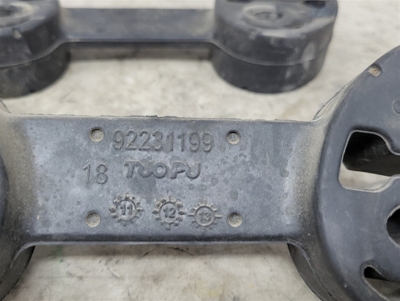 2013 CAMARO OEM REAR EXHAUST HANGERS 4 PIECES 33800 - image 9