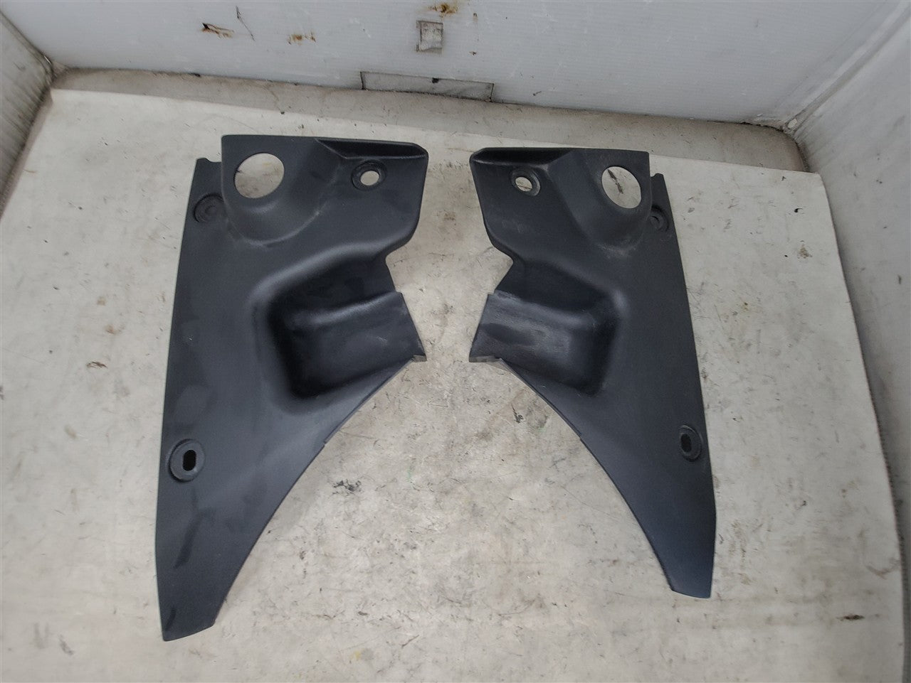 2013 CAMARO TAIL LIGHT CLOSE OUT PANELS PAIR 33806 - image 1
