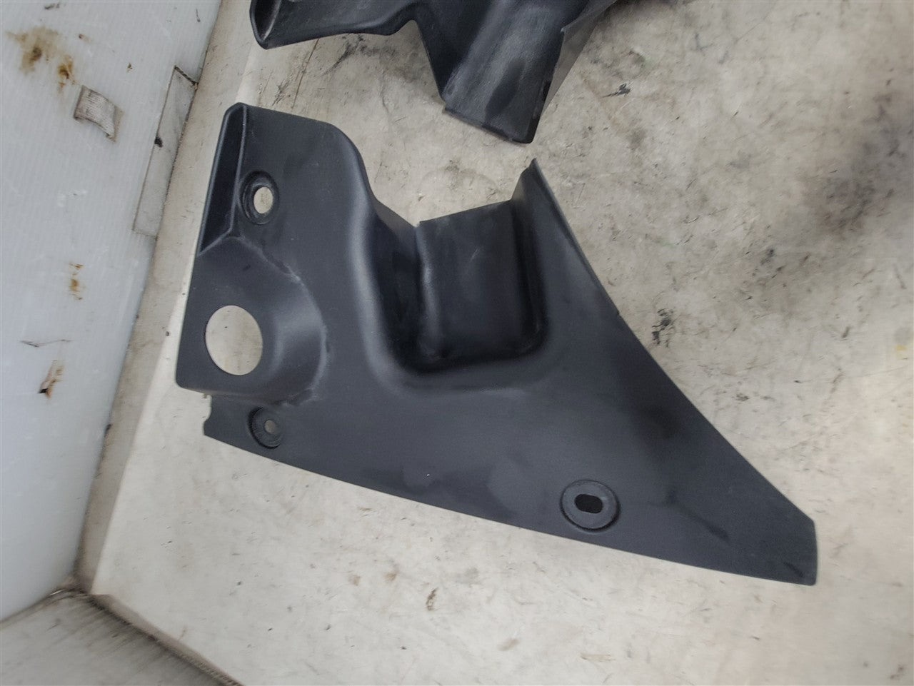 2013 CAMARO TAIL LIGHT CLOSE OUT PANELS PAIR 33806 - image 3