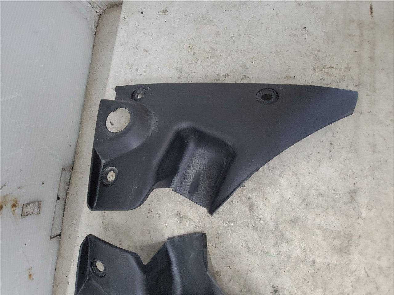 2013 CAMARO TAIL LIGHT CLOSE OUT PANELS PAIR 33806 - image 4