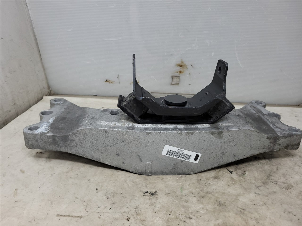 2013 CAMARO 6 SPEED MANUAL TRANS CROSSMEMBER 33814 - image 4