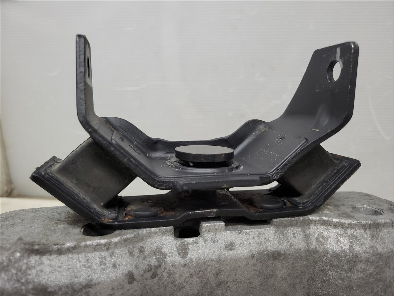 2013 CAMARO 6 SPEED MANUAL TRANS CROSSMEMBER 33814 - image 7