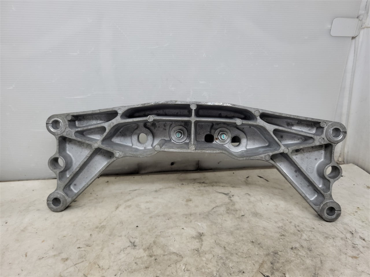2013 CAMARO 6 SPEED MANUAL TRANS CROSSMEMBER 33814 - image 9