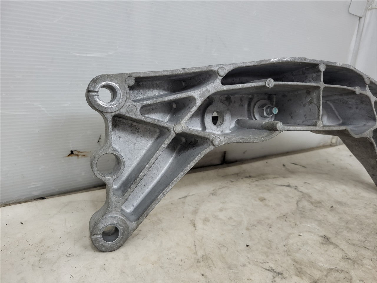 2013 CAMARO 6 SPEED MANUAL TRANS CROSSMEMBER 33814 - image 10