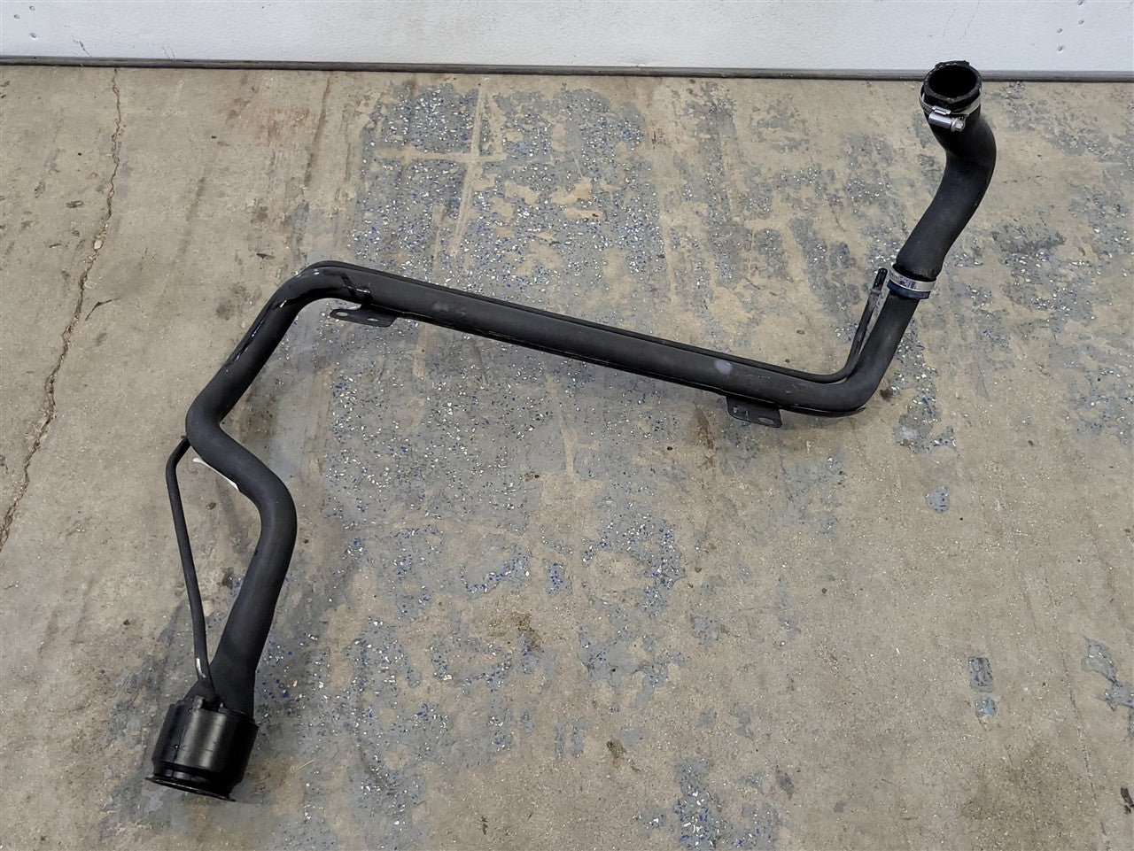 2013 CAMARO FUEL FILLER NECK 22925350 33819 - image 1