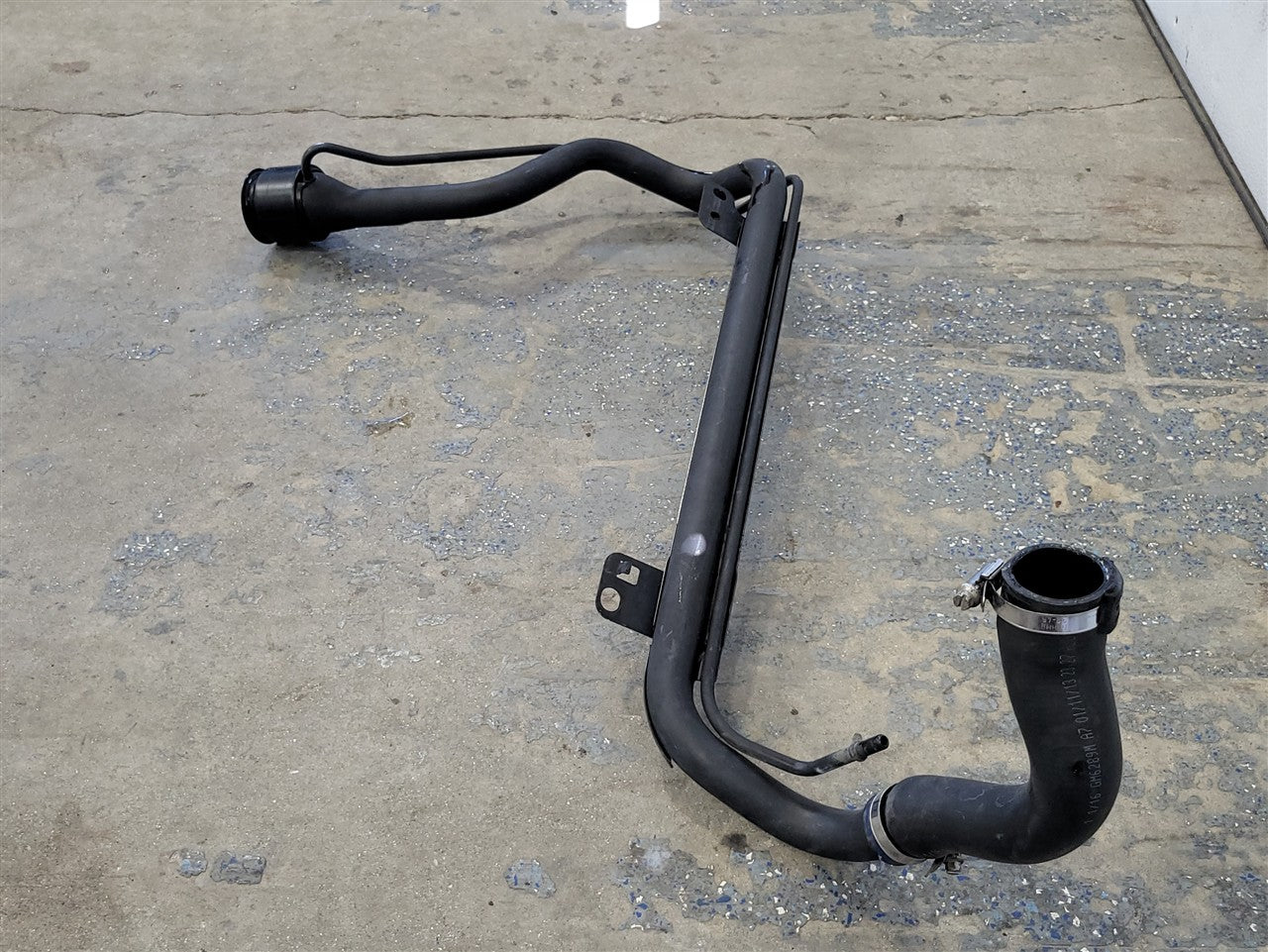 2013 CAMARO FUEL FILLER NECK 22925350 33819 - image 2