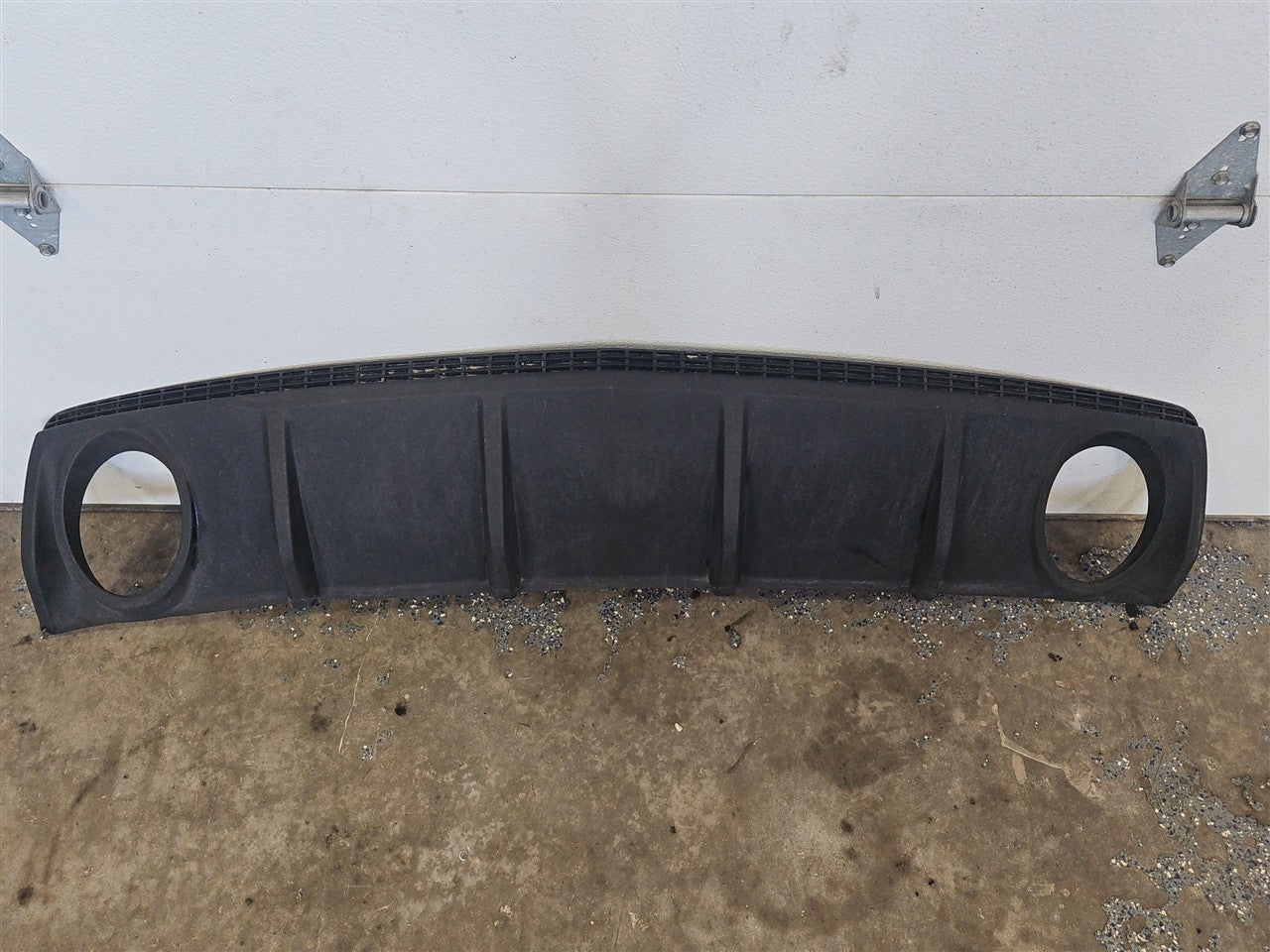 2013 CAMARO REAR BUMPER EXHAUST VALENCE ONLY 33843 - image 1