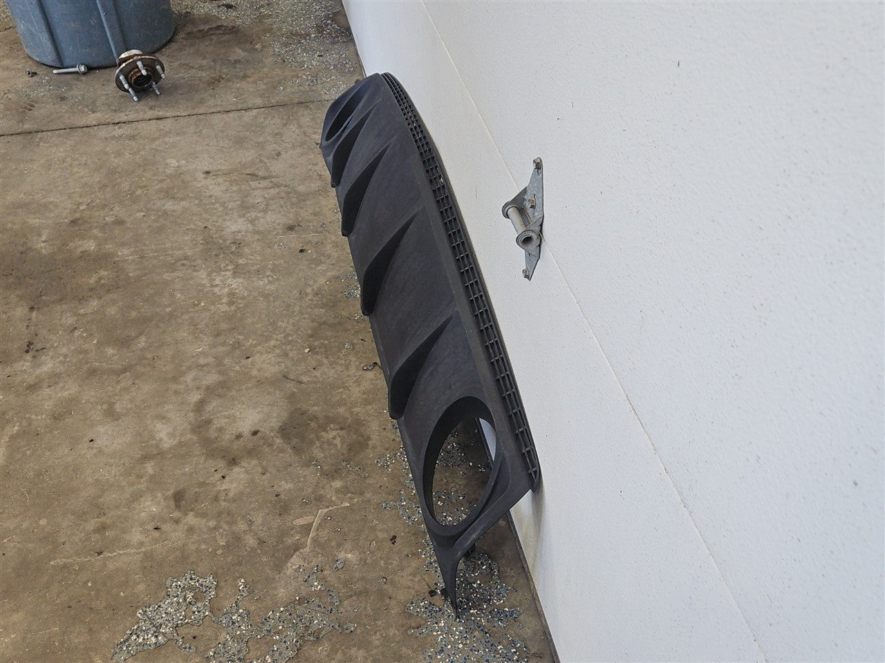 2013 CAMARO REAR BUMPER EXHAUST VALENCE ONLY 33843 - image 5