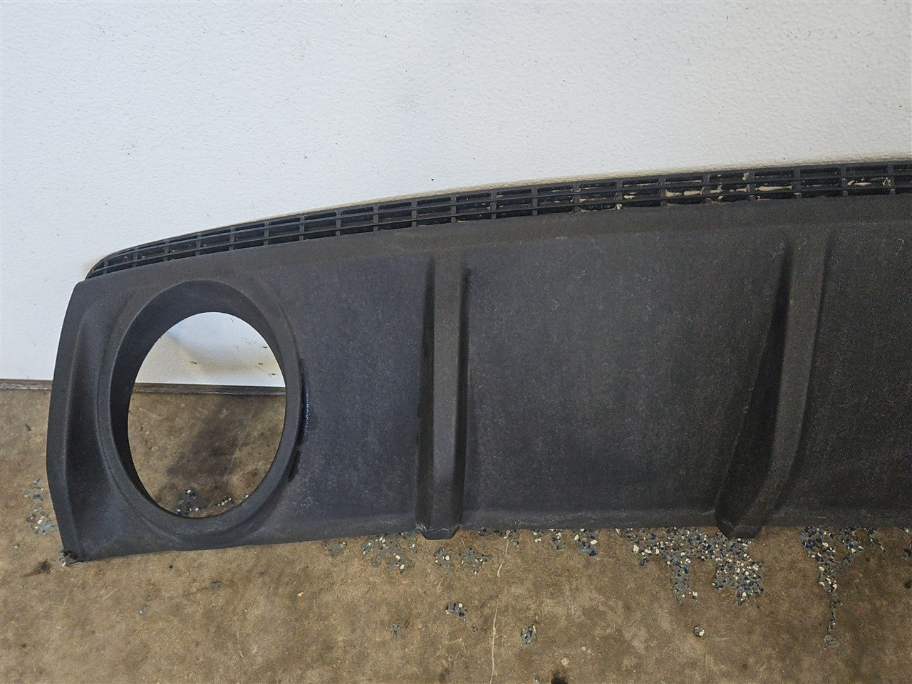 2013 CAMARO REAR BUMPER EXHAUST VALENCE ONLY 33843 - image 7