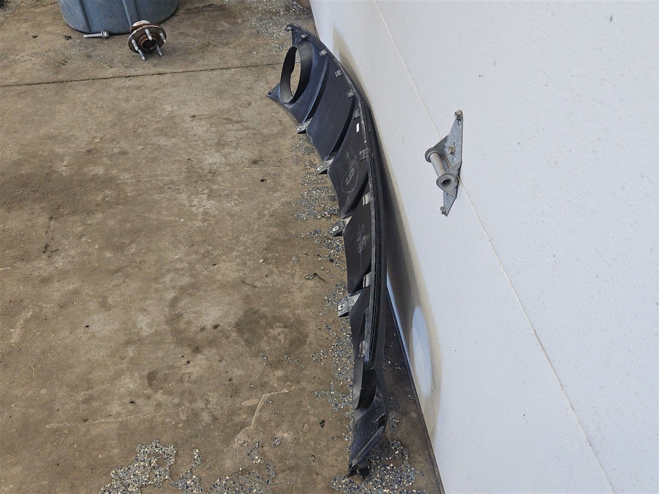 2013 CAMARO REAR BUMPER EXHAUST VALENCE ONLY 33843 - image 13