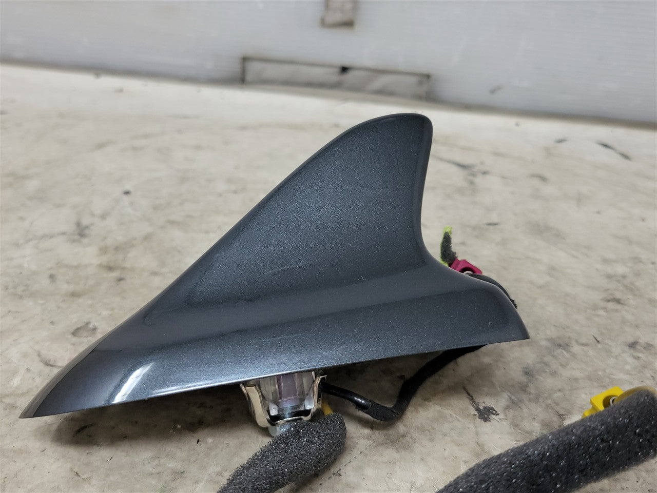 2013 CAMARO SHARK FIN ANTENNA GRAY GLJ 33851 - image 4