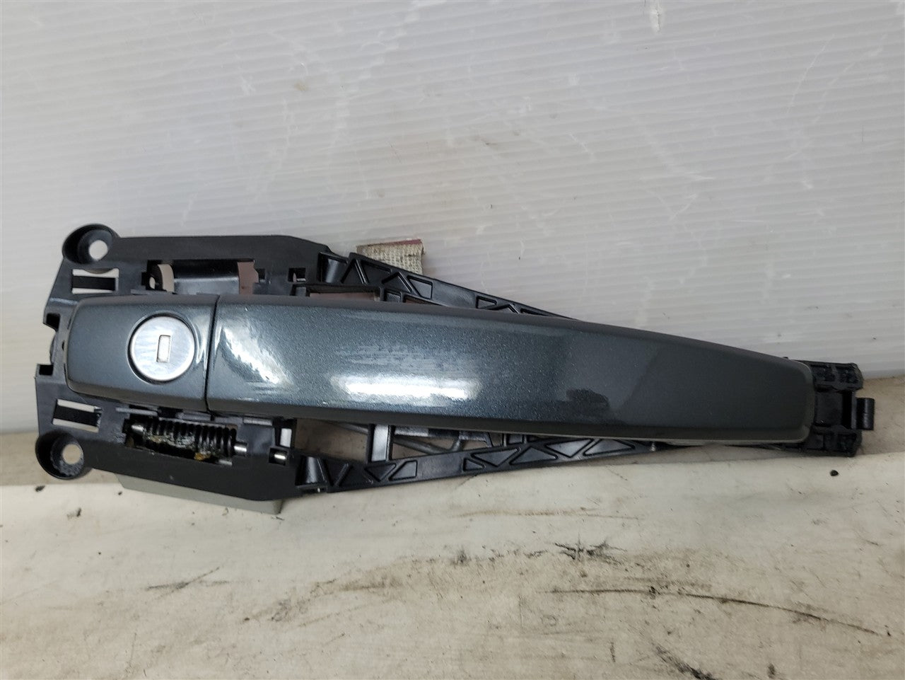 2013 CAMARO LH DRIVER DOOR HANDLE GRAY GLJ 33852 - image 1
