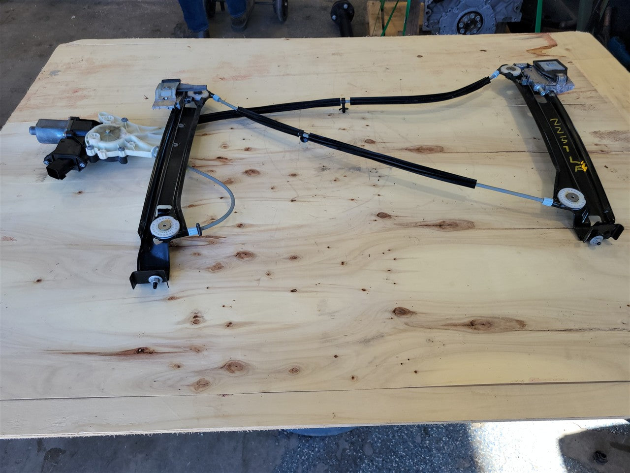 2013 CAMARO LH DOOR WINDOW REGULATOR & MOTOR 33854 - image 9