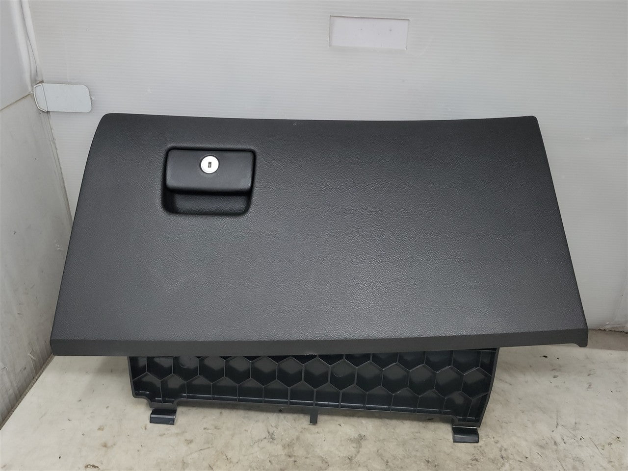 2013 CAMARO PASSENGER DASH GLOVE BOX 22943366 33855 - image 1