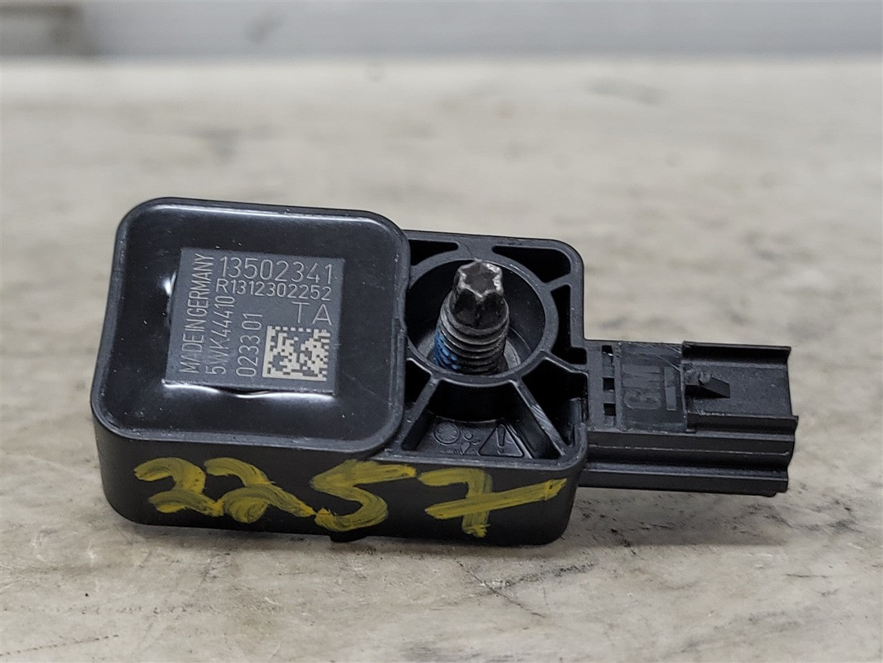 2013 CAMARO OEM CRASH SENSOR 13502341 33870 - image 2