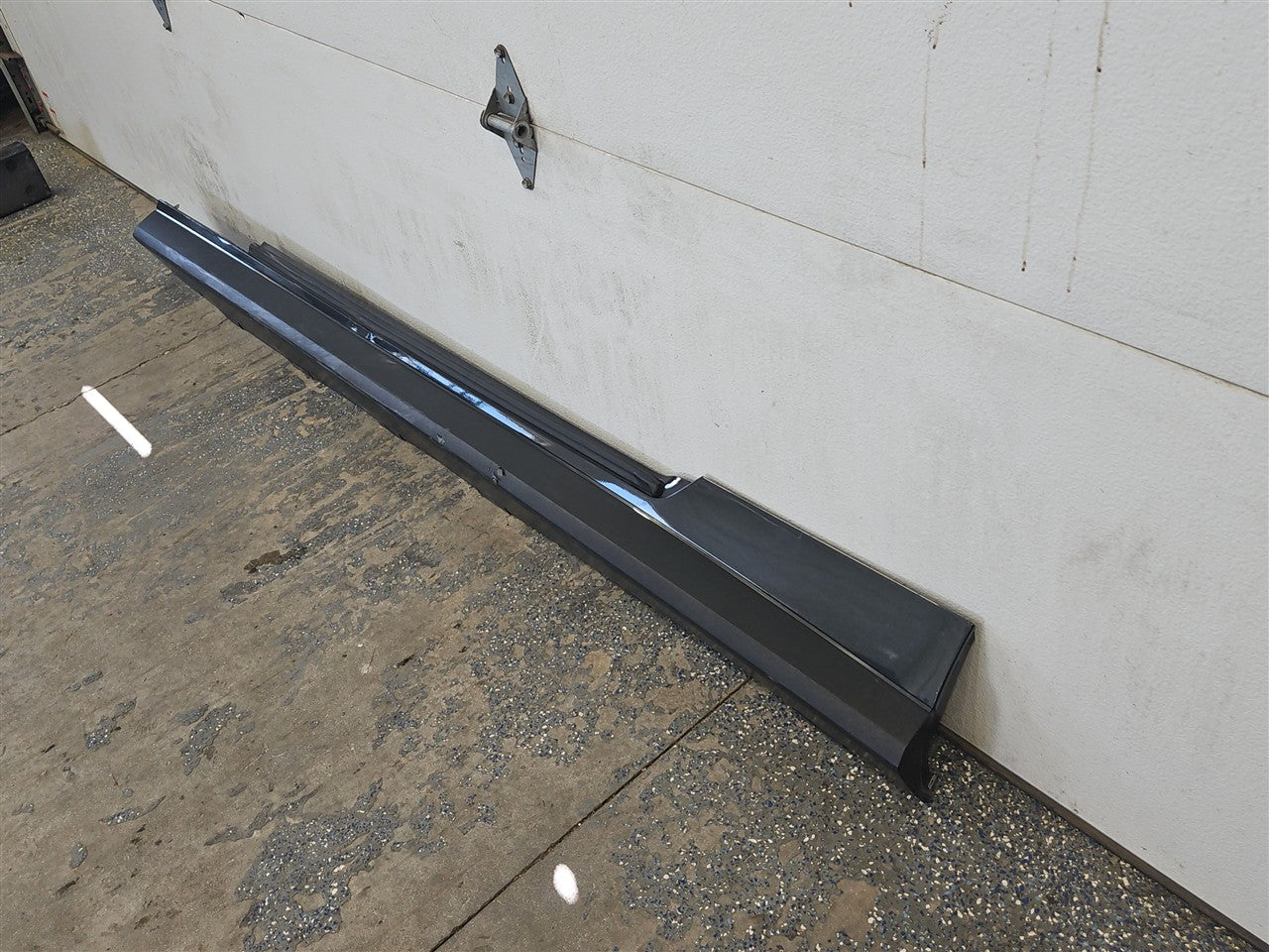 2013 CAMARO LH ZL1 ROCKER MOLDING GRAY GLJ 33871 - image 2