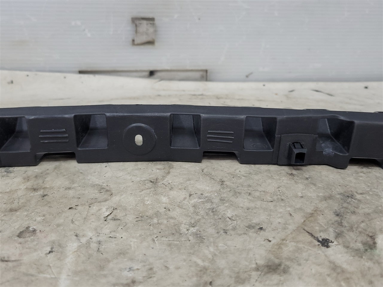 2013 CAMARO REAR BUMPER CENTER SUPPORT GUIDE 33879 - image 3