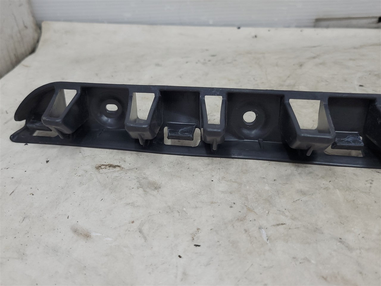 2013 CAMARO REAR BUMPER CENTER SUPPORT GUIDE 33879 - image 6