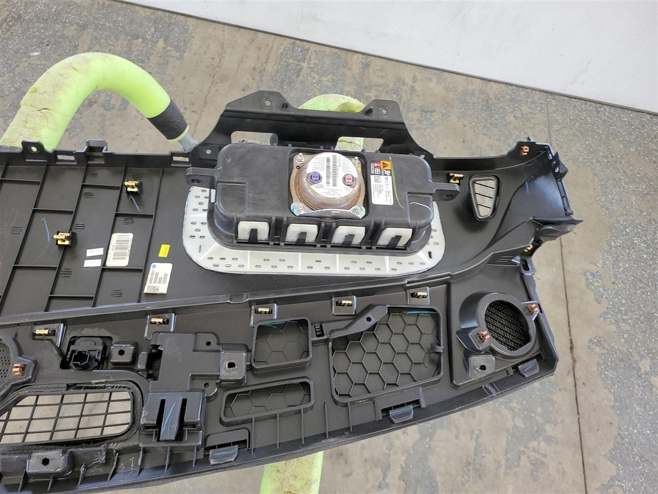2016 CAMARO UPPER DASH PANEL & RH BAG 33881 - image 14