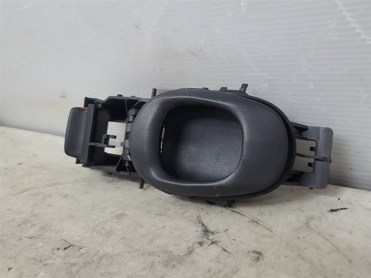 1999 CORVETTE LH DRIVER INTERIOR DOOR HANDLE 33895 - image 2