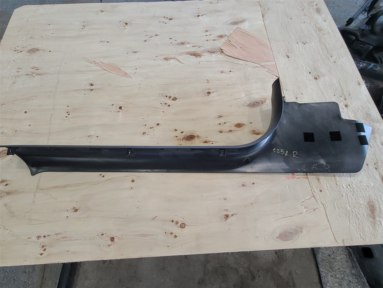 1999 CORVETTE RH PASSENGER DOOR SILL TRIM PLATE 33908 - image 6
