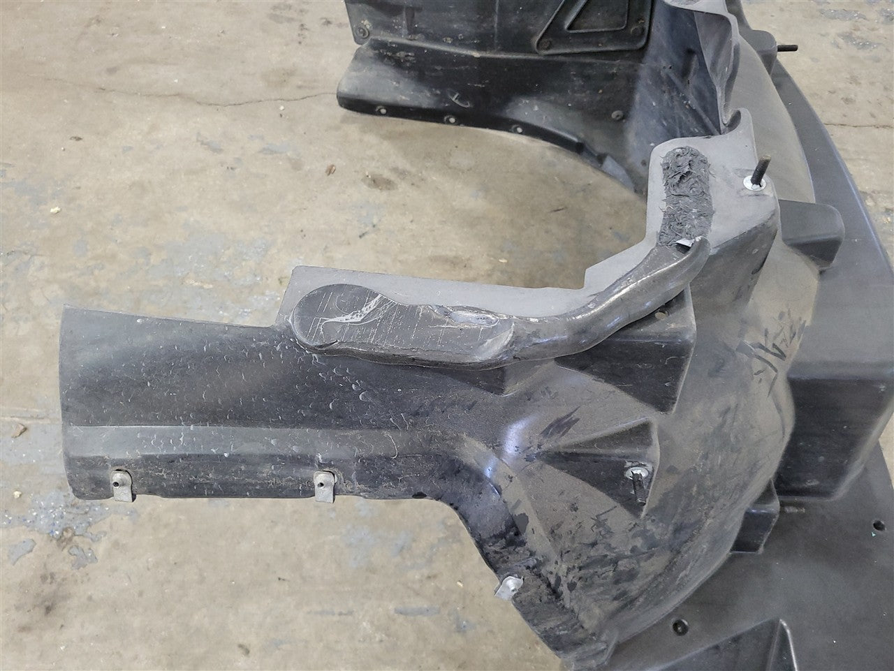 1999 CORVETTE RH PASSENGER INNER FENDER STRUCTURE 33916 - image 9