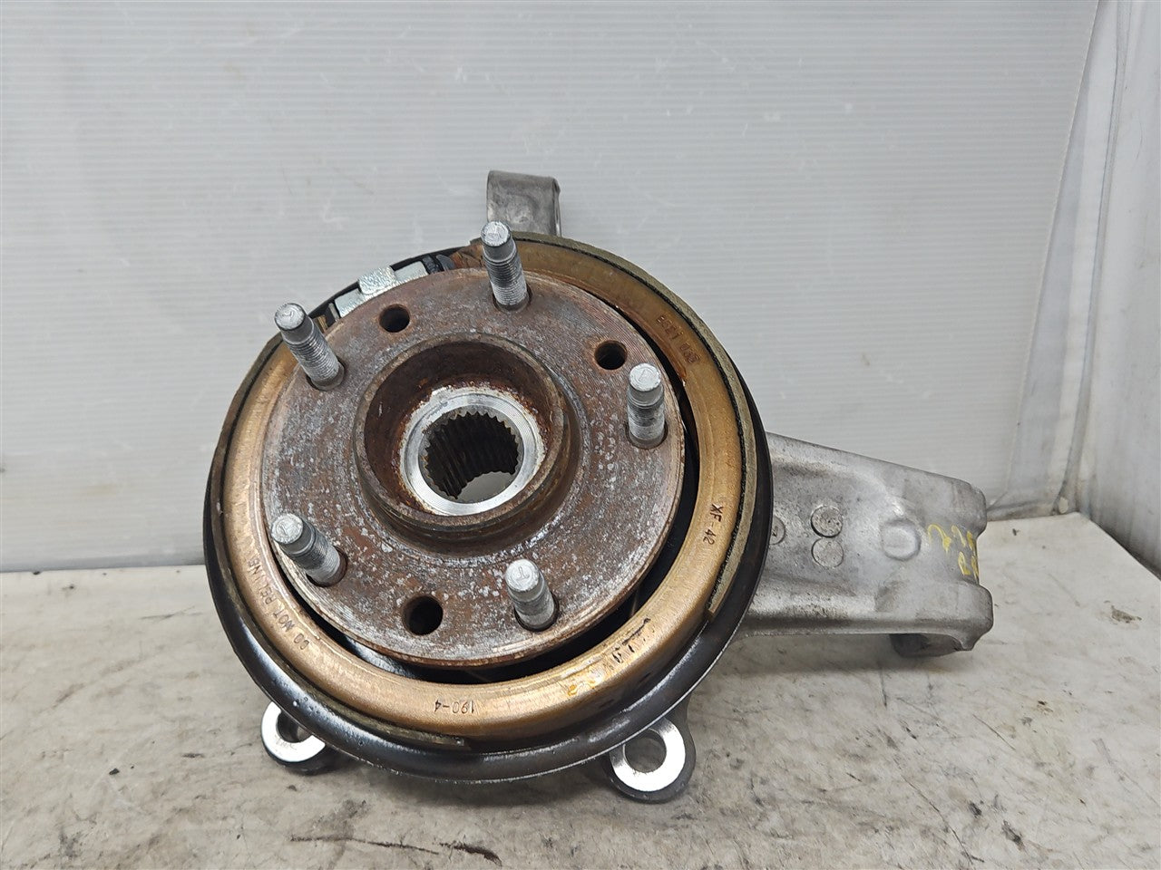 1999 CORVETTE RH PASSENGER REAR SPINDLE & HUB 64K 33928 - image 1