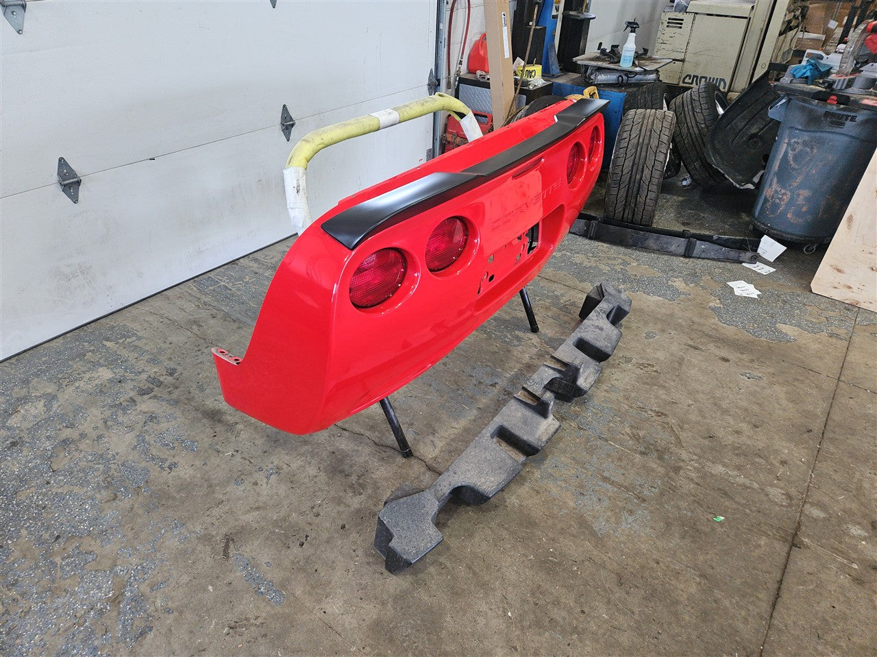 1999 CORVETTE REAR BUMPER TORCH RED NICE W/REBAR 33953 - image 4